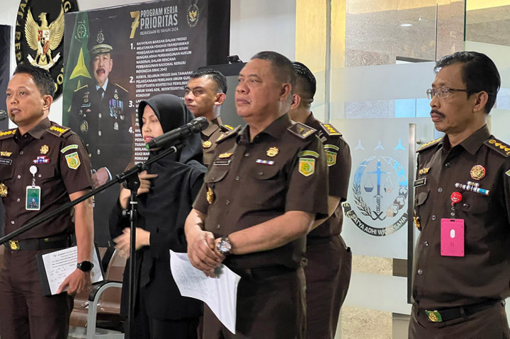 “Hari ini berkat kerja sama dari tim Jamintel dan Atase Kejaksaan di Singapura, Hendry Lie ditangkap di Bandara Soekarno Hatta pada jam 22.30 WIB,” kata Direktur Penyidikan pada Jampidsus Kejagung, Abdul Qohar, dalam konferensi pers di Gedung Kejagung, Selasa dini hari, 19 November 2024.