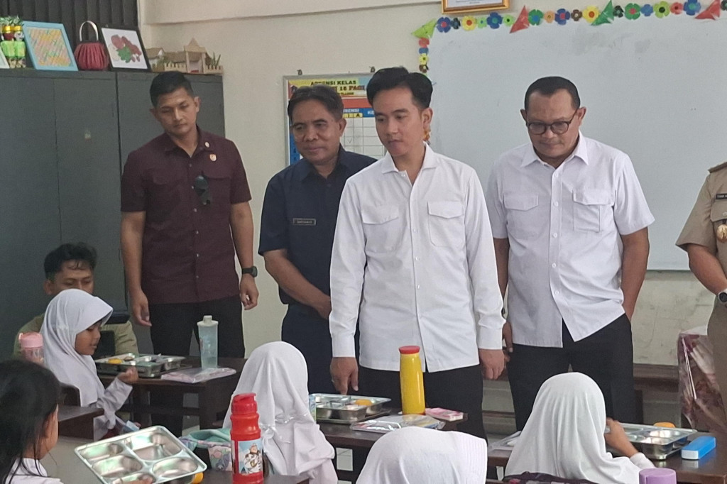 Wakil Presiden (Wapres) Gibran rakabuming Raka meninjau pelaksanaan makan bergizi. Program tersebut tengah digelar di Sekolah Dasar Negeri (SDN) 15 Pagi dan Sekolah Luar Biasa Negeri (SLB) 05, Slipi, Jakarta Barat.