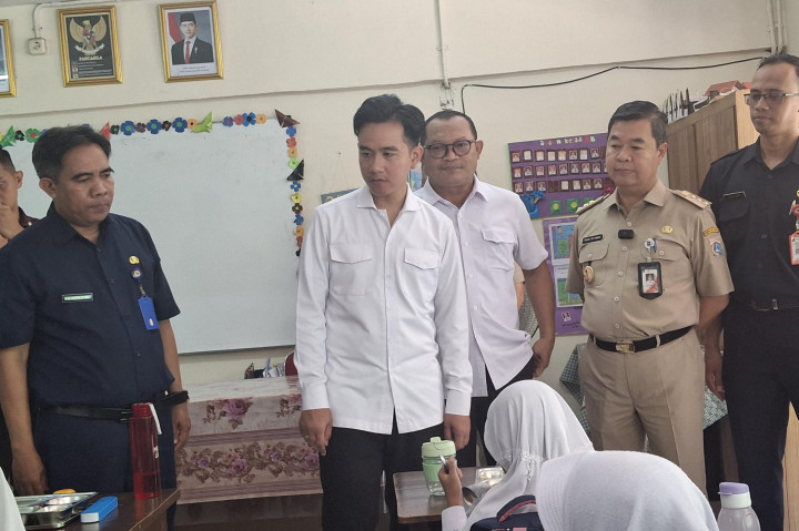 Kedatangan Gibran dan rombongan disambut hangat oleh anak kelas 2. Mereka sempat menyayikan yel-yel untuk menyambut Gibran.
