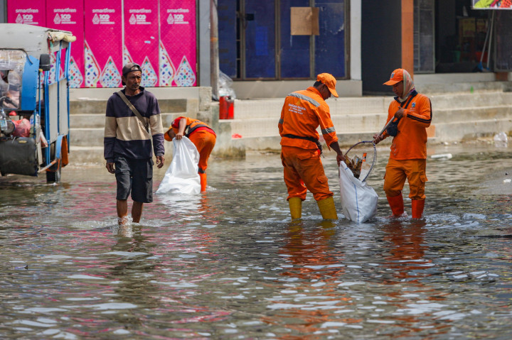 Jalan Cumi Pelabuhan Muara Baru, Kelurahan Penjaringan dengan ketinggian air 20 centimeter dan Jalan Tuna Pelabuhan Muara Baru dengan ketinggian air 25 centimeter.