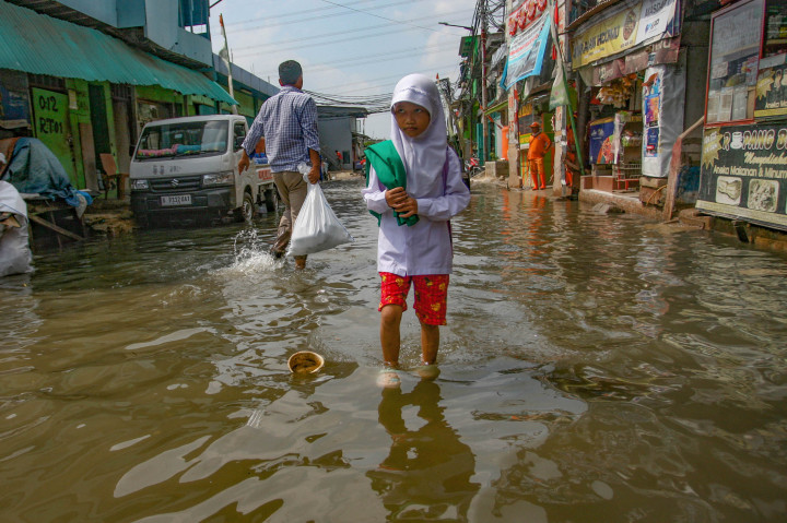 Warga beraktivitas di tengah banjir rob yang menggenangi wilayah Muara Angke, Jakarta Utara, Selasa, 19 November 2024. 
