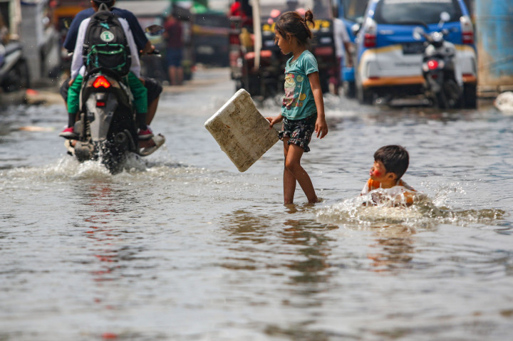Selain itu ada tiga ruas jalan yang terdampak banjir rob kali ini mulai dari Jalan Hiu Pelabuhan Muara Baru Kelurahan Penjaringan dengan ketinggian air 30 centimeter.