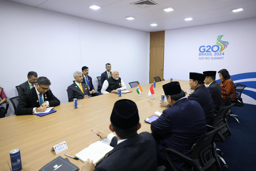 Presiden Republik Indonesia, Prabowo Subianto, mengadakan pertemuan bilateral dengan Perdana Menteri (PM) India, Narendra Modi, pada Senin, 18 November 2024, di sela-sela Konferensi Tingkat Tinggi (KTT) G20 di Rio de Janeiro, Brasil.