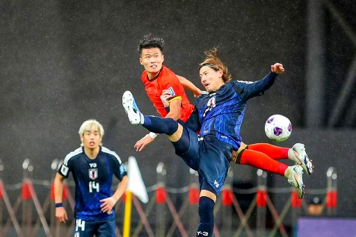 Pemain Tiongkok dan Jepang berebut bola saat laga putaran ketiga Kualifikasi Piala Dunia 2026 zona Asia di Stadion Egret Xiamen, Xiamen pada Selasa, 19 November 2024 malam WIB.