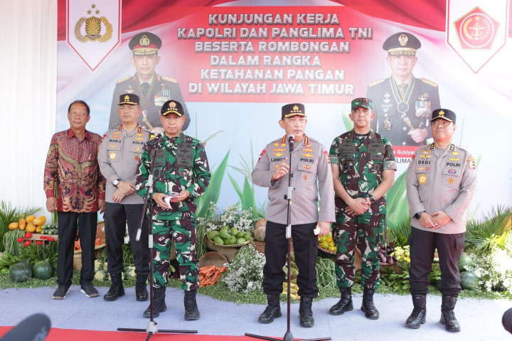 Kapolri Jenderal Listyo Sigit Prabowo bersama Panglima TNI Jenderal Agus Subiyanto menghadiri peluncuran atau launching Gugus Tugas Polri dalam mendukung ketahanan pangan. Hal ini dilakukan dalam rangka mendukung program swasembada pangan.