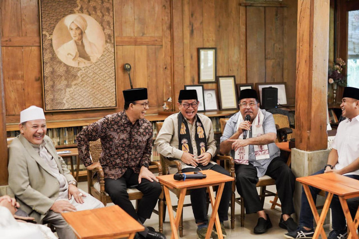Saat ditemui dalam agenda kampanye, Pramono mengatakan dalam foto tersebut ia menyakini pose tiga jari yang kompak dilakukan itu adalah bentuk dukungan terhadap dirinya.