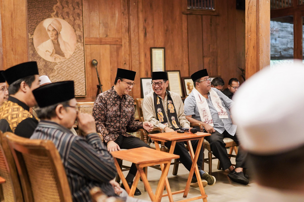 Pasangan Calon (Paslon) Gubernur Jakarta nomor urut 3 Pramono-Rano kembali bertemu dengan Gubernur DKI Jakarta 2017-2022 Anies Baswedan. Momen pertemuan ini kompak diunggah oleh mereka di akun pribadi masing-masing.