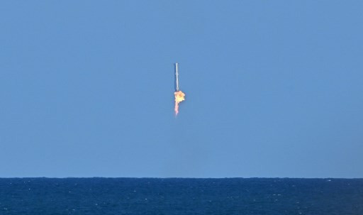 SpaceX belum memberi penjelasan mengapa mereka memilih untuk kembali mendarat di laut. Pendorong mendarat dengan selamat di Teluk Meksiko tak lama setelah peluncuran.