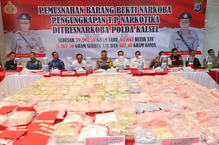 Direktorat Reserse Narkoba Polda Kalimantan Selatan (Kalsel) memusnahkan barang bukti narkotika sebanyak 79.397,58 gram atau lebih kurang 79 kilogram sabu dan 63.847 butir pil ekstasi yang merupakan hasil sitaan dari jaringan gembong narkoba internasional Fredy Pratama.