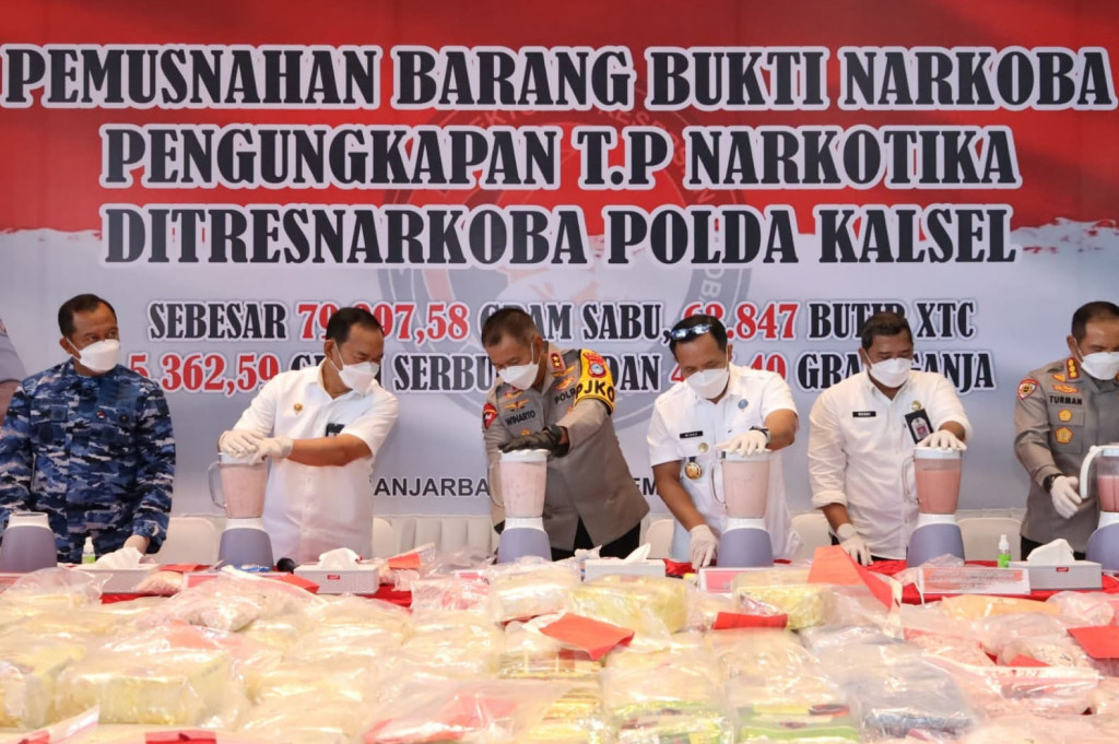 Polda Kalsel pun, menurut dia, berhasil menyelamatkan 475.677 orang dari penggunaannya dengan perhitungan setiap satu gram sabu dapat dikonsumsi lima orang dan satu butir ekstasi untuk satu orang.