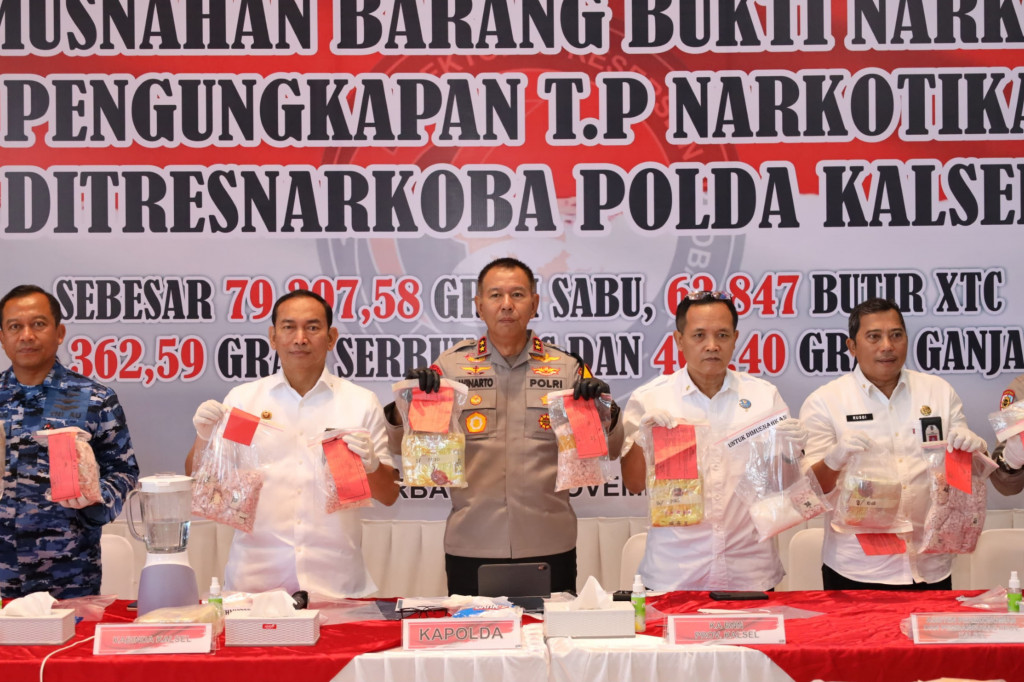 Kapolda Kalsel Irjen Pol Winarto saat memimpin pemusnahan di Mapolda Kalsel di Banjarbaru, Rabu, 20 November 2024, mengatakan juga turut dimusnahkan sebanyak 5.362,59 gram serbuk ekstasi dan 407,40 gram ganja hasil tangkapan periode September hingga November 2024.