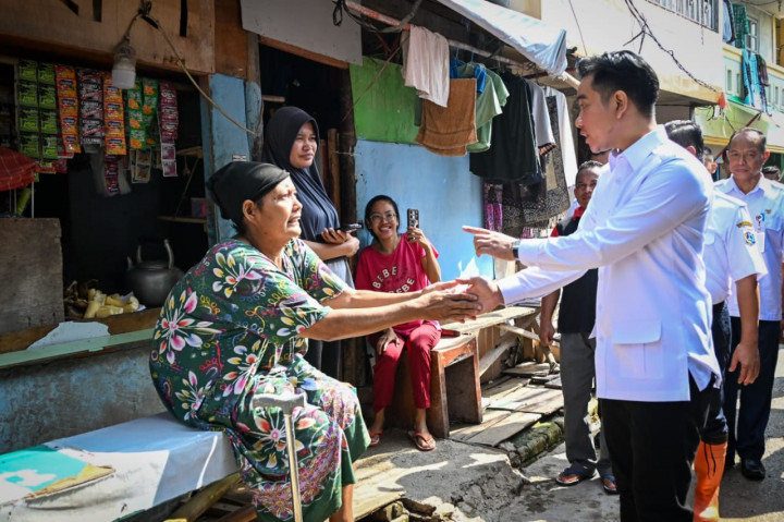 Didampingi Penjabat (Pj) Gubernur DKI Jakarta Teguh Setyabudi, Gibran meninjau area pemukiman warga yang sering terkena banjir rob. Wapres menyapa langsung masyarakat yang aktivitas dan mobilitasnya masih terganggu akibat banjir rob.