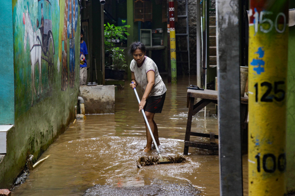 Banjir yang melanda pemukiman itu akibat meluapnya air Sungai Ciliwung yang berhulu di Bogor, Jawa Barat. 