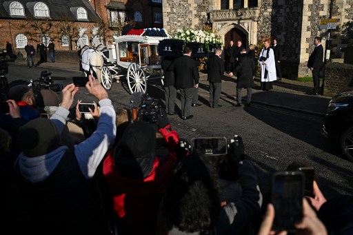 Sebuah kereta kuda membawa peti jenazah ke Gereja St. Mary di Amersham, 25 mil (40 kilometer) di barat laut London. Para pengurus jenazah membawa peti jenazah biru tua dengan pegangan perak, yang dihiasi mawar putih, ke gereja berusia 800 tahun itu untuk upacara tertutup.