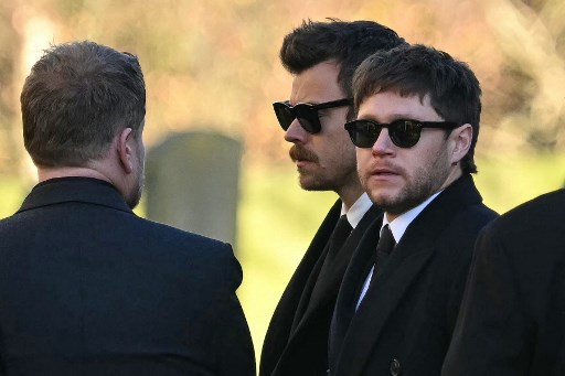 Harry Styles, Zayn Malik, Niall Horan, dan Louis Tomlinson bergabung dengan teman dan keluarga di upacara pemakaman Payne yang berusia 31 tahun. Payne meninggal setelah jatuh dari balkon hotel di Buenos Aires pada 16 Oktober silam.