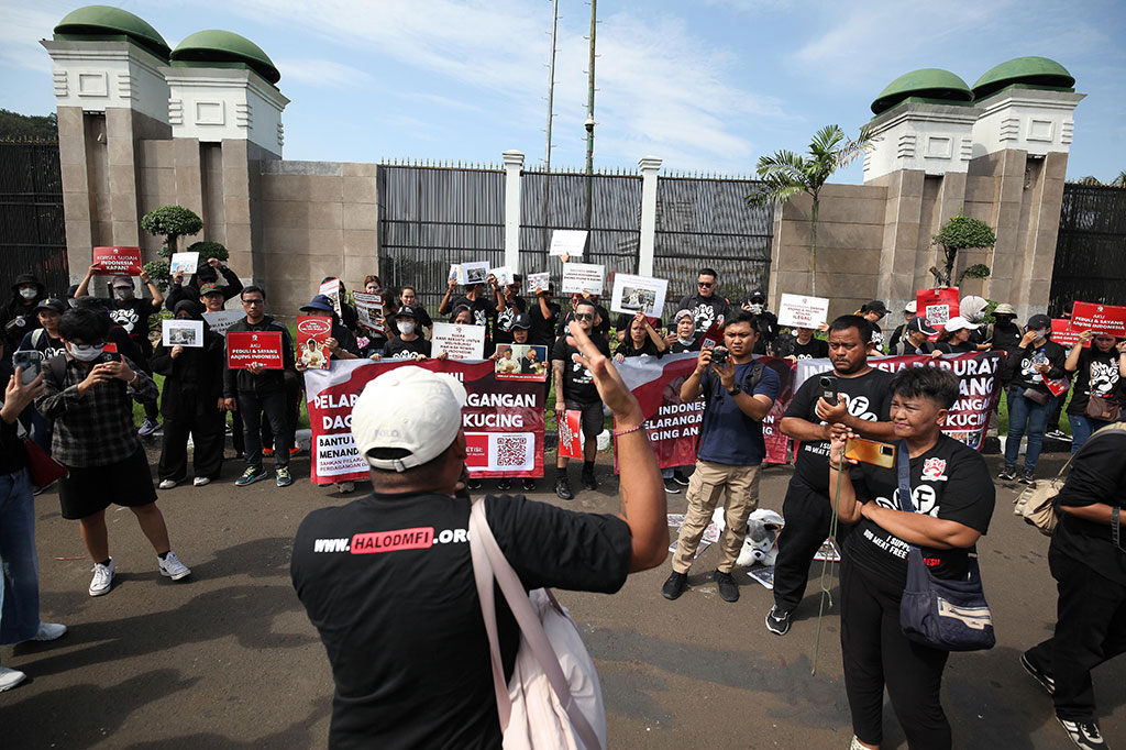 Puluhan pegiat Dog Meat Free Indonesia (DMFI) dan pecinta hewan menggelar aksi damai di depan Gedung DPR, Kompleks Parlemen Senayan, Jakarta, Kamis, 21 November 2024.