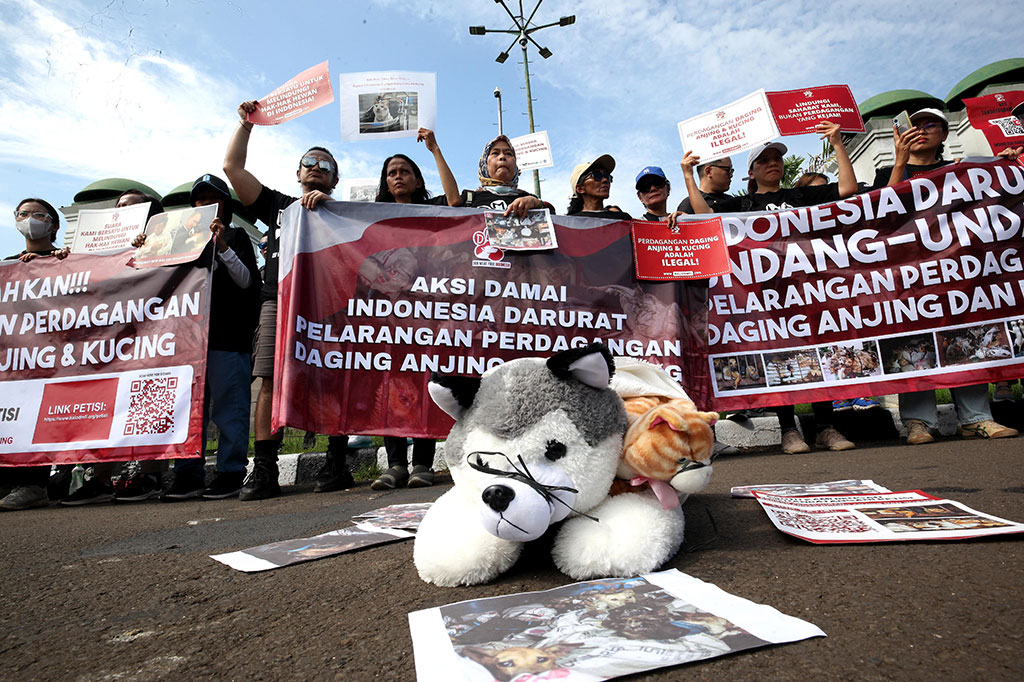 Aksi damai tersebut digelar untuk mendesak penghentian perdagangan serta penolakan konsumsi daging kucing dan anjing yang masih marak di sejumlah wilayah di Indonesia.