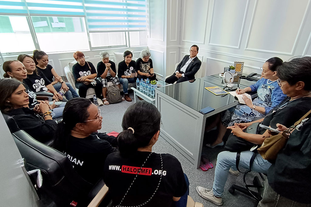 Anggota DPR Fraksi NasDem Sugeng Suparwoto (tengah) dan Amelia Anggraini (kedua kanan) menerima perwakilan pegiat Dog Meat Free Indonesia (DMFI) dan pecinta hewan yang menggelar aksi damai untuk mendesak penghentian perdagangan serta penolakan konsumsi daging kucing dan anjing di depan Gedung DPR.