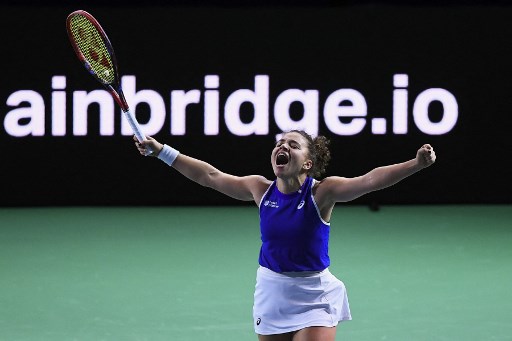 Jasmine Paolini membawa Italia menjuarai Piala Billie Jean King pertama dalam 11 tahun terakhir, setelah mengalahkan Slovakia di Malaga. Petenis nomor 1 Italia meraih kemenangan 6-2, 6-1 atas Rebecca yang membuat Italia memimpin 2-0.