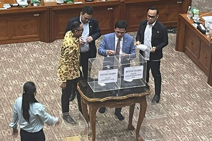 Pada rapat itu dihadiri 44 anggota dari delapan fraksi. Para legislator akan memilih lima pimpinan sekaligus Ketua KPK serta lima anggota Dewas.