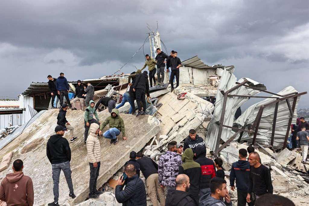 Militer Israel mundur dari kamp pengungsi dan Kota Jenin di Tepi Barat pada Rabu, 20 November 2024 malam, setelah operasi dua hari yang menewaskan sedikitnya delapan warga Palestina, melukai 19 orang, serta menyebabkan kerusakan besar pada rumah dan infrastruktur.