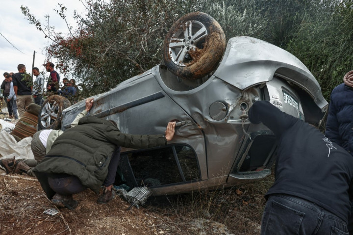 Selain itu, televisi Palestina mengatakan pesawat Israel juga menyerang sebuah kendaraan di Wadi Hassan, antara Kafr Dan dengan Al-Yamoun.
