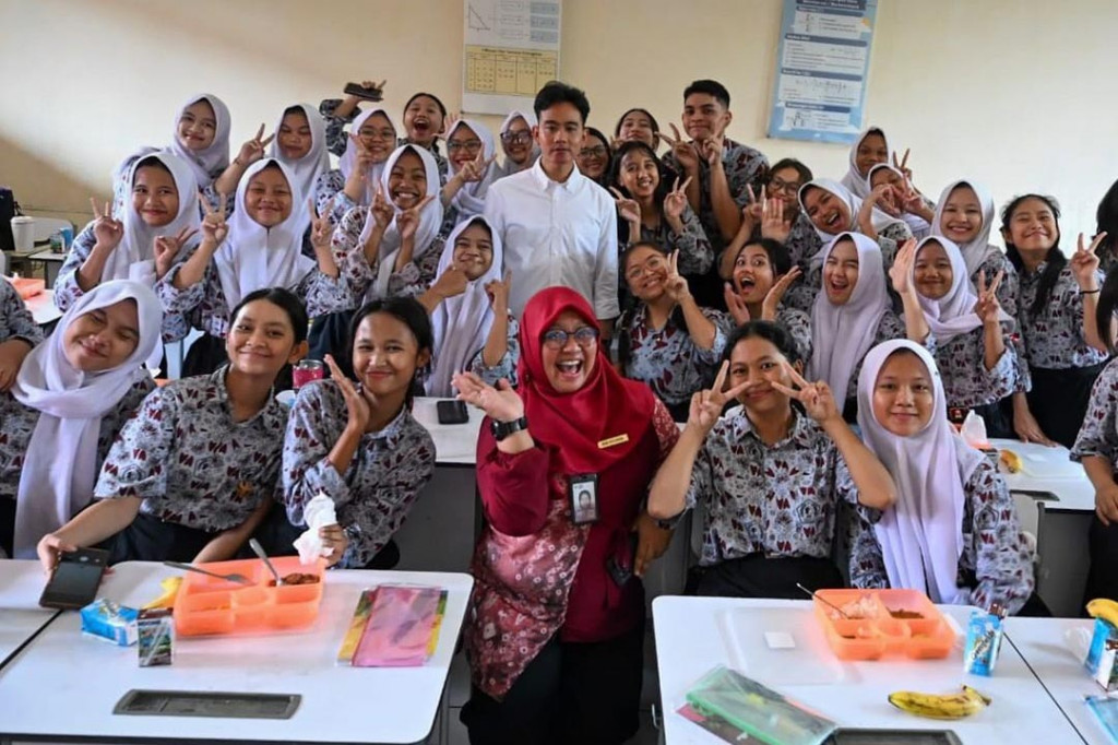 Wapres memberikan apresiasi kepada SMKN 3 Tangerang atas kontribusinya dalam menyiapkan dan menyajikan 864 paket menu bergizi. Adapun menu yang disajikan ialah nasi, ayam teriyaki, tumis buncis wortel bakso, pisang, dan susu.