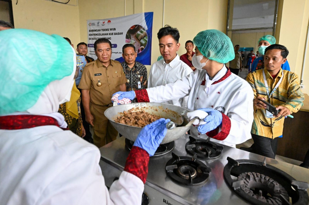 Wakil Presiden (Wapres) Gibran Rakabuming Raka meninjau pelaksanaan uji coba program Makan Bergizi Gratis (MBG) di SMKN 3 Tangerang, Kota Tangerang, Banten, Kamis 21 November 2024. Kehadiran Wapres disambut hangat dengan antusiasme tinggi dari para siswa, guru, dan manajemen sekolah.