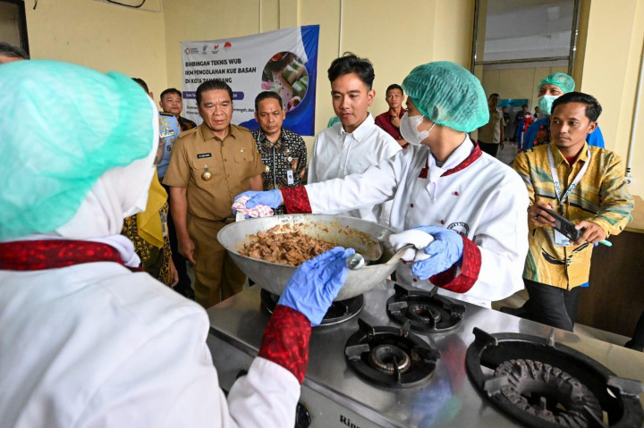Wakil Presiden (Wapres) Gibran Rakabuming Raka meninjau pelaksanaan uji coba program Makan Bergizi Gratis (MBG) di SMKN 3 Tangerang, Kota Tangerang, Banten, Kamis 21 November 2024. Kehadiran Wapres disambut hangat dengan antusiasme tinggi dari para siswa, guru, dan manajemen sekolah.