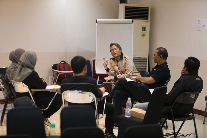 Penguji memberikan pengarahan kepada peserta uji kompetensi wartawan (UKW) yang digelar di Kantor Media Indonesia, Kedoya, Jakarta, Kamis, 21 November 2024.