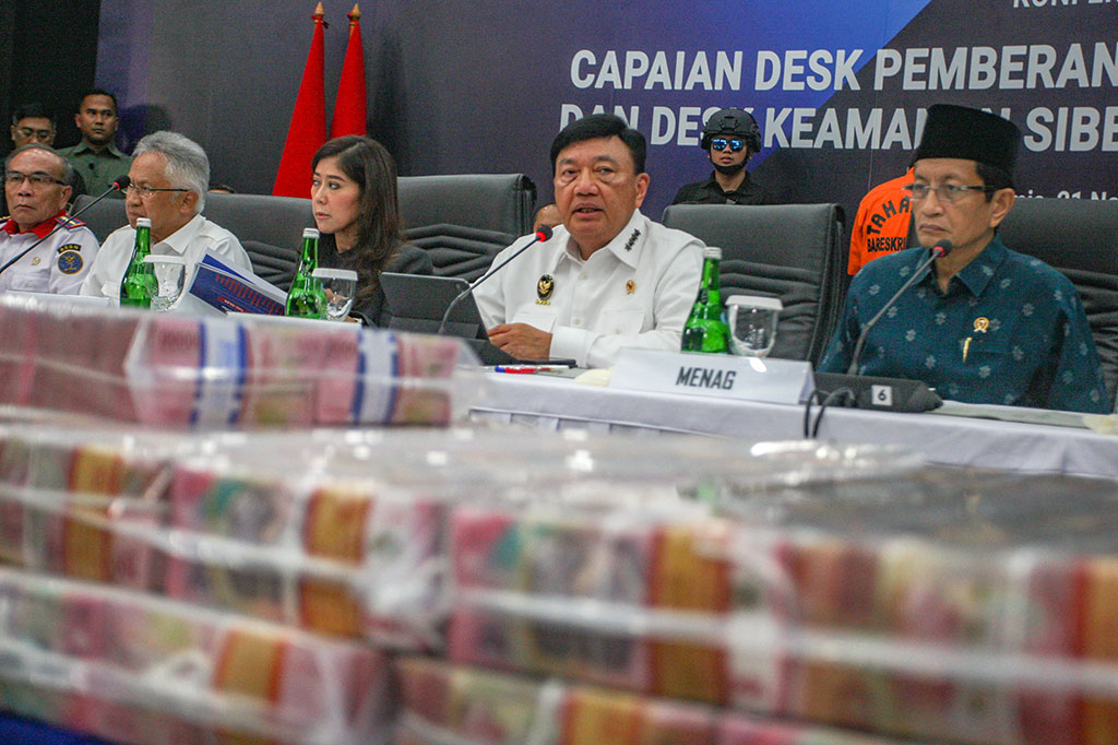 Menteri Koordinator Bidang Politik dan Keamanan (Menko Polkam) Budi Gunawan mengungkap tiga langkah prioritas Desk Pemberantasan Judi Online, setelah satuan kerja lintas kementerian/lembaga itu menggelar rapat di Kantor Kementerian Komunikasi dan Digital, Jakarta, Kamis, 21 November 2024.