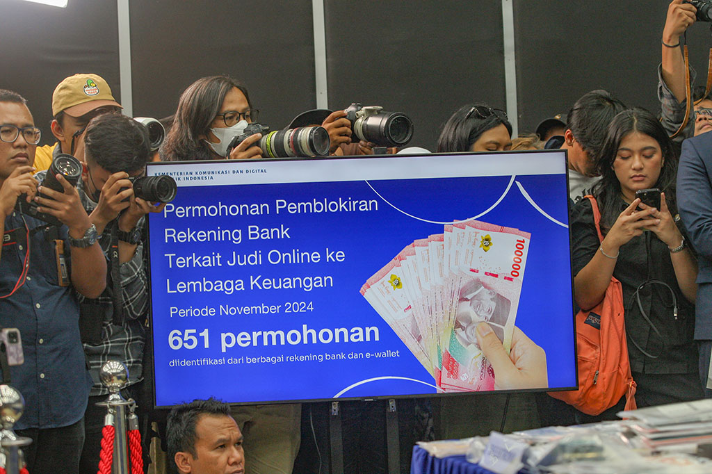 Dia melanjutkan langkah prioritas kedua, Desk Pemberantasan Judi Online terus menelusuri aliran uang dari jaringan judi online. 