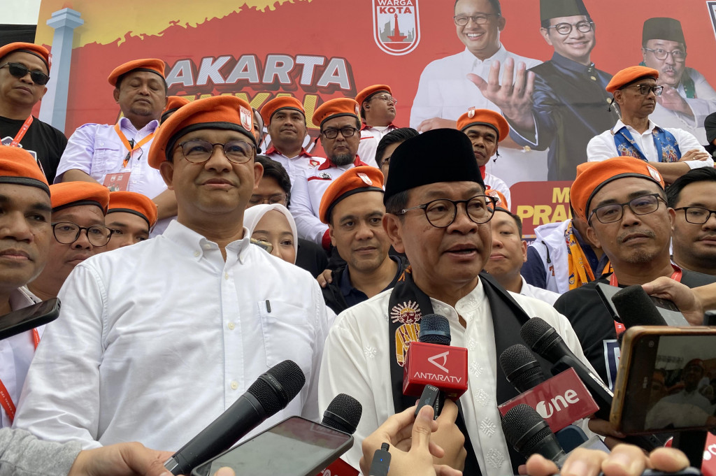“Ajak seluruh lingkungan kita untuk daftar untuk hadir pada saat pemilihan nanti,” ucap Anies di Blok S Football Field, Jakarta Selatan, Kamis, 21 November 2024.