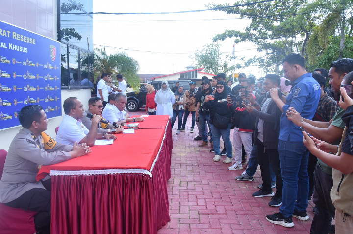 Adapun 18 tersangka sudah ditetapkan penyidik dengan perannya baik sebagai marketing maupun pelaku pemainnya.