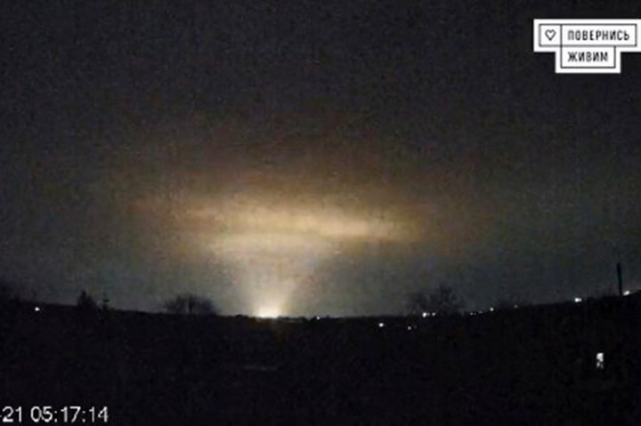 Sementara itu, Presiden Ukraina Volodymyr Zelenskiy mengatakan penggunaan rudal baru itu merupakan eskalasi yang jelas dan parah dalam perang dan menyerukan kecaman keras dari seluruh dunia.