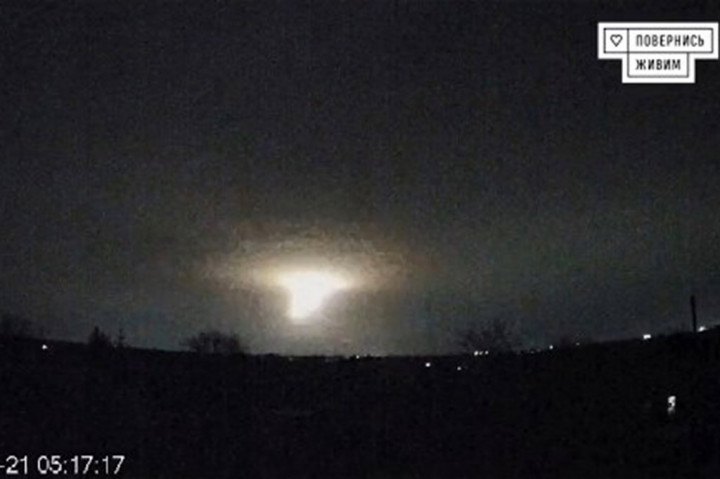 Presiden Rusia Vladimir Putin, dalam pidato yang disiarkan di televisi, mengatakan Moskow menyerang fasilitas militer Ukraina dengan rudal balistik hipersonik jarak menengah baru yang dikenal sebagai 'Oreshnik' (pohon hazel) dan memperingatkan bahwa lebih banyak lagi yang akan menyusul.