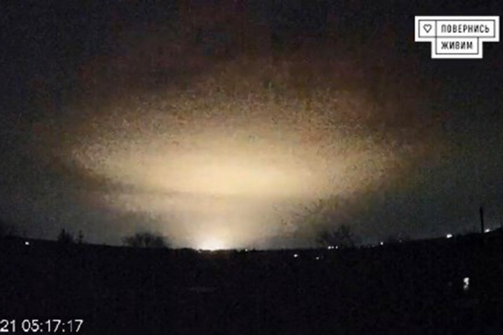 Lembaga amal Ukraina 'Come Back Alive' menunjukkan kilatan cahaya di atas kota Dnipro, Ukraina. Rusia menembakkan rudal balistik jarak menengah hipersonik ke kota Dnipro, Ukraina, pada hari Kamis, 21 November 2024.