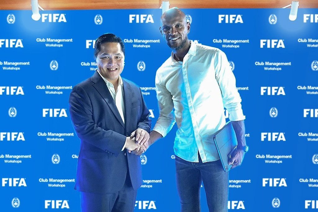 Pada unggahan instagram resmi Erick Thohir @erickthohir, Jumat, 22 November, sosok yang juga Menteri BUMN tersebut bertemu dengan beberapa legenda sepak bola dunia seperti Fabio Cannavaro, Eric Abidal dan Dennis Wise.