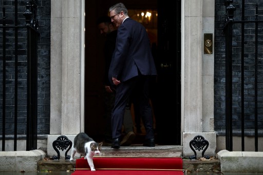 Larry the Cat tinggal di Downing Street 10 selama masa jabatan PM David Cameron, Theresa May, Boris Johnson, Liz Truss, Rishi Sunak, hingga Keir Starmer, pejabat saat ini.