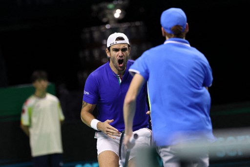 Petenis nomor satu dunia Jannik Sinner mengalahkan Sebastian Baez 6-2, 6-1 di nomor tunggal, sebelum berpasangan dengan Matteo Berrettini untuk meraih poin penentu di nomor ganda dengan kemenangan 6-4, 7-5 atas Maximo Gonzalez dan Andres Molteni.
