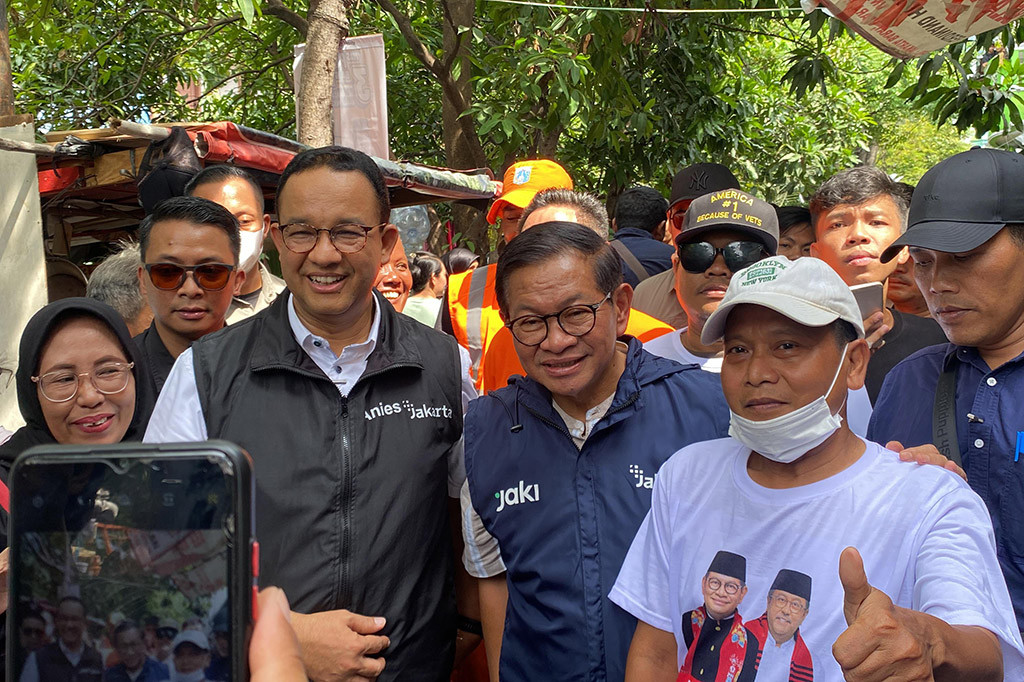 Calon gubernur (Cagub) Jakarta nomor urut 3 Pramono Anung melakukan blusukan bersama mantan Gubernur DKI Jakarta Anies Baswedan di kawasan Kapuk, Cengkareng, Jakarta Barat, Jumat, 22 November 2024.