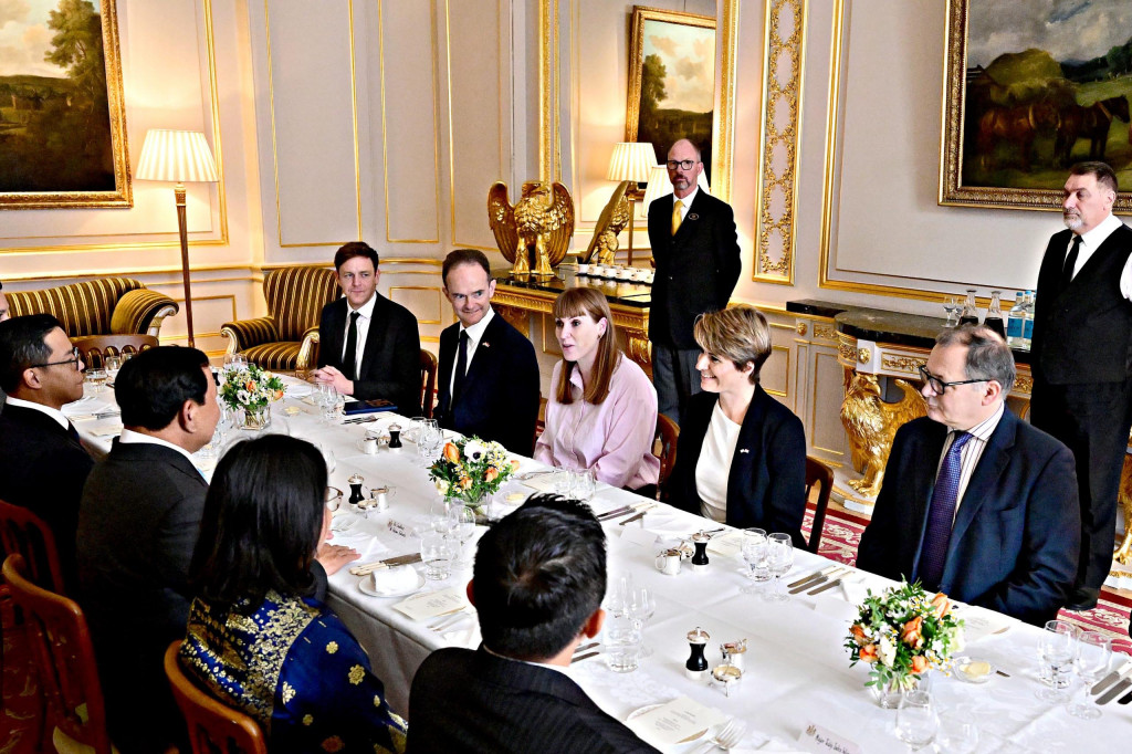Dalam suasana santai dan hangat, keduanya mendiskusikan berbagai isu penting, termasuk kerja sama di bidang pangan dan gizi anak-anak. Presiden Prabowo mengungkapkan bahwa dirinya menjelaskan rencana pemerintah Indonesia untuk melaksanakan program pemberian makanan bergizi bagi anak-anak, yang mendapat perhatian serius dari pihak Inggris.