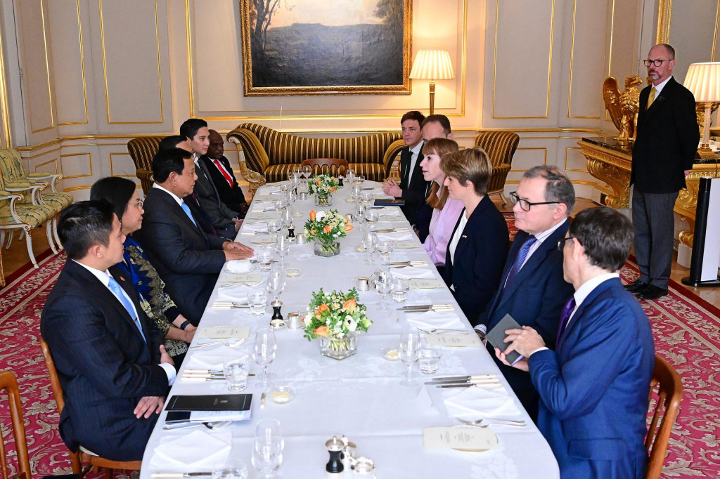 Presiden Republik Indonesia, Prabowo Subianto, menghadiri jamuan santap siang yang digelar oleh Wakil Perdana Menteri (PM) Inggris Angela Rayner di Lancaster House, pada Kamis, 21 November 2024. Acara ini menjadi bagian dari rangkaian kunjungan kerja Presiden Prabowo di Inggris untuk mempererat hubungan bilateral antara kedua negara.