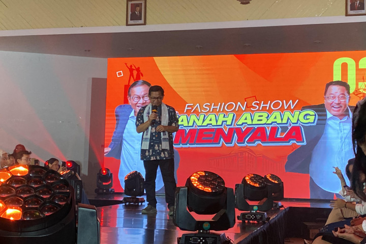 Calon Gubernur (Cagub) Jakarta nomor urut 3 Pramono Anung mengikuti fashion show bersama tiktoker di Tanah Abang. Pramono mengungkapkan dirinya senang dengan kegiatan seperti ini karena semua produk yang dikenakan dibeli di Tanah Abang.