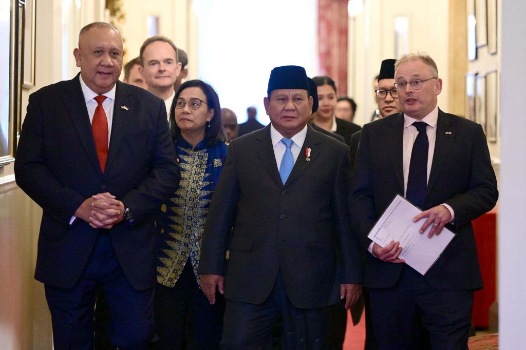 Lawatan Presiden Republik Indonesia, Prabowo Subianto, ke Inggris berhasil membawa komitmen investasi sebesar 8,5 miliar dolar AS setelah bertemu sejumlah pemimpin perusahaan. Kepala Negara menegaskan bahwa hasil tersebut menunjukkan optimisme para pelaku usaha Inggris terhadap ekonomi Indonesia.