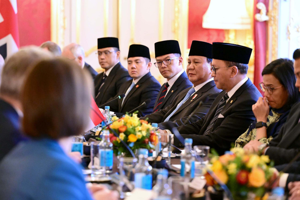 “Barusan saya bertemu dengan pemimpin-pemimpin perusahaan besar, di sini ada 19 tokoh. Mereka sudah berkomitmen investasi 8,5 miliar dolar AS. Ini menunjukkan optimisme mereka terhadap ekonomi kita,” ujar Presiden Prabowo dalam keterangannya kepada awak media di London, pada Kamis, 21 November 2024.