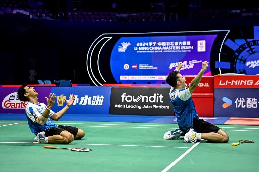 Ganda putra Indonesia Sabar Karyaman Gutama/Moh Reza Pahlevi Isfahani melakukan selebrasi usai sukses mencapai semifinal turnamen BWF Super 750 pertama sepanjang karier mereka.