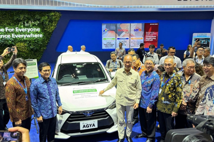 Menteri Perindustrian Agus Gumiwang Kartasasmita (tengah) bersama Presiden Direktur PT Toyota-Astra Motor (TAM) Hiroyuki Ueda (kedua kanan), Presiden Direktur PT Toyota Motor Manufacturing Indonesia  (TMMIN) Nandi Julyanto (ketiga kanan), Direktur Marketing PT. Toyota Astra Motor, Hiroyuki Oide (kiri), dan Anton Jimmi Suwandy (kanan) berfoto di depan Toyota Agya, saat mengunjungi booth Toyota usai membuka pameran otomotif GAIKINDO Jakarta Auto Week 2024, di ICE BSD City.