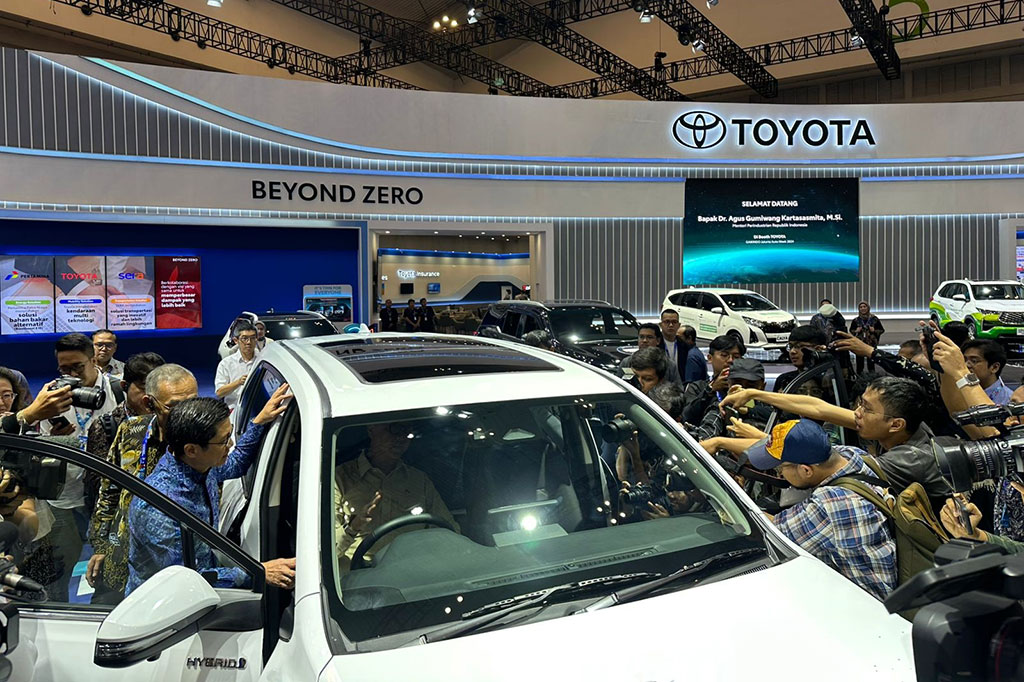 Tidak hanya menghadirkan berbagai teknologi elektrifikasi mulai dari Hybrid EV, Plug-In Hybrid EV, dan Battery EV, kendaraan konvensional Toyota juga sudah siap menggunakan campuran dari energi alternative yaitu bioethanol hingga 10%.