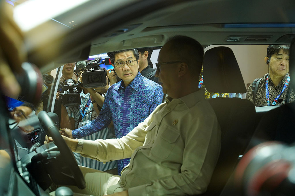 Toyota memamerkan teknologi otomotif ramah lingkungan yang lengkap pada GJAW 2024. Kehadiran Kijang Innova Zenix HEV FFV sebagai flexy fuel vehicle yang menggabungkan teknologi hybrid dengan penggunaan energi baru dan terbarukan (EBT) makin menegaskan komitmen Toyota dalam upaya mempercepat pengurangan emisi lewat berbagai cara sejalan dengan strategi Multi-pathway Toyota. 